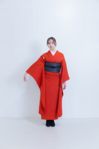 富山で振袖のレンタルをしてフォトスタジオで撮影している様子