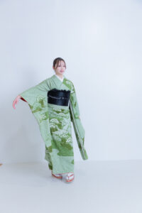富山で振袖のレンタルをしてフォトスタジオで撮影している様子