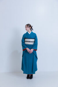 富山で振袖のレンタルをしてフォトスタジオで撮影している様子