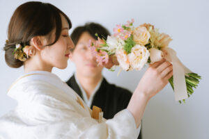 富山のスタジオで生花を持つ和装新郎新婦のフォトウェディング