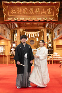 富山の護国神社で神前式をする白無垢と黒紋付袴の2人の写真