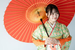 富山で振袖のレンタルをしてフォトスタジオで撮影している様子