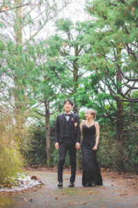 富山の植物園でロケーションフォトウェディングを行なった黒いマーメイドドレスの花嫁と黒スーツの新郎の写真