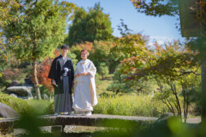 富山の城址公園で和装ロケーションフォトウェディングを行う新郎新婦の前撮り写真