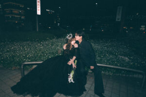 黒ドレスを着た花嫁と新郎が頭にキスをしている富山のナイトフォトウェディング