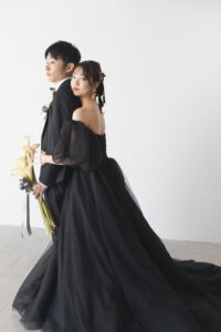 富山のコアラでブラックドレスを着た花嫁がこちらを向いて撮影している富山フォトウェディング