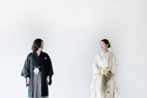 富山のコアラで新郎新婦が和装を着て見つめ合っていふ富山スタジオフォトウェディング