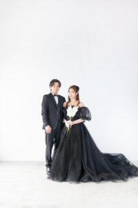 富山のコアラでブラックドレスを着て撮影している富山フォトウェディング