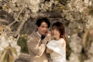 富山のコアラが新郎新婦の桜フォトウェディングを撮影している様子