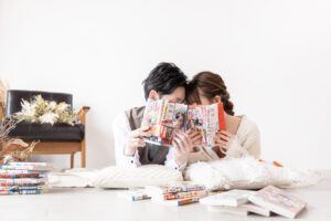 富山のコアラで新郎新婦が漫画を読んで撮影している富山フォトウェディング