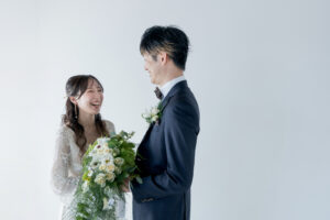 富山のコアラで新郎新婦が笑い合ってブーケを持っている富山フォトウェディング