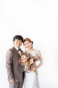 富山のコアラがスタジオで新郎新婦の撮影をしている富山フォトウェディング