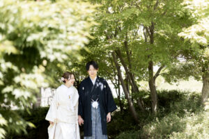 富山のコアラで新郎新婦が和装を着て微笑みながら歩いているところを撮影している様子