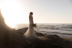 富山の海でフォトウェディングを行った新婦の前撮り写真