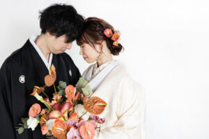 富山のコアラがスタジオで白無垢を着た花嫁と新郎を撮影している富山フォトウェディング
