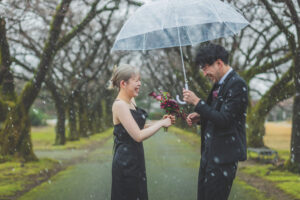 富山のコアラが冬に富山植物園でブラックのドレスをきて雪の中フォトウェディングを撮影している様子