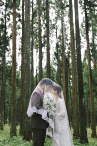 富山のコアラがロケーション撮影で新郎新婦がベールをつけて見つめあっている富山フォトウェディング