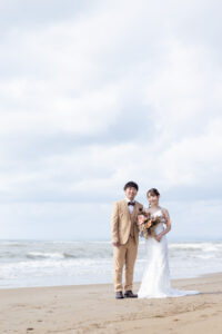 片野海岸で撮影した新郎新婦のフォトウェディング