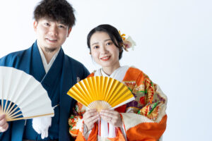 富山のコアラで扇子と和装フォトウェディングを撮影している様子