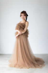 富山のコアラでブラウンのドレスを着て撮影している花嫁