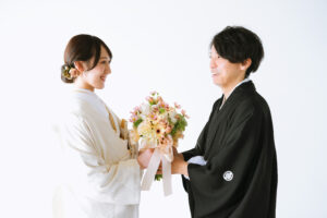 富山のコアラで新郎新婦がスタジオ和装フォトウェディングを行なっている様子