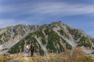 富山の立山で壮大な写真を新郎新婦が撮影をしている富山フォトウェディング