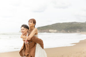 富山のコアラで洋装ロケーションフォトウェディングを行なった海フォトウェディング