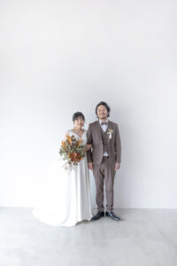 富山のコアラがフォトスタジオで新郎新婦がブーケを待ってフォトウェディングを行っている