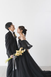 富山のコアラでブラックドレスを着た花嫁のが笑い合っているフォトウェディング
