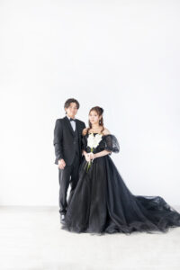 富山のコアラでブラックドレスを着て撮影した新郎新婦のフォトウェディング