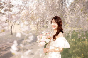 富山のコアラで洋装フォトウェディングをした春の桜フォトウェディング