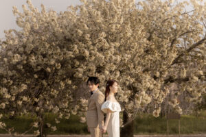 富山のコアラで洋装フォトウェディングをした春の桜のフォトウェディング