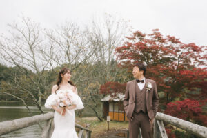 富山のコアラが軽井沢でロケーションフォトウェディングを行なった新郎新婦の前撮り写真富山のコアラで軽井沢てフォトウェディングを行なった新郎新婦のフォトウェディング