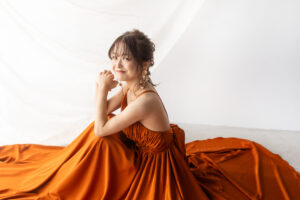 富山のコアラで洋装フォトウェディングを行なった花嫁さまがテラコッタドレスを着ているフォトウェディング