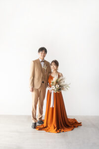 富山のコアラで洋装スタジオフォトウェディングを行なっている新郎新婦がブーケを持っている様子