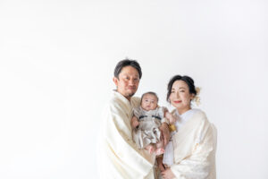富山のコアラで和装スタジオフォトウェディングを行なっている新郎新婦と赤ちゃんの撮影