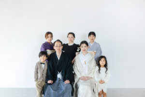 富山のコアラでスタジオ撮影を行なった新郎新婦のファミリーフォトウェディング