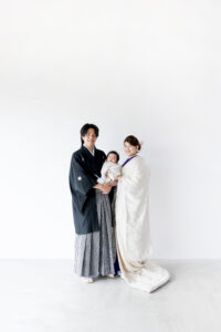 富山のコアラの和装スタジオフォトウェディングを行なっている新郎新婦と赤ちゃんの撮影
