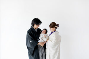 富山のコアラで和装スタジオフォトウェディングを行なっている新郎新婦と赤ちゃんの撮影の様子を見ている様子