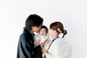 富山のコアラで和装フォトウェディングを行なった新郎新婦のファミリーフォトウェディング