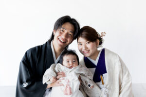 富山のコアラで和装スタジオフォトウェディングを行なっている新郎新婦と赤ちゃんの撮影の様子