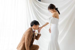 富山のコアラで新郎が花嫁の手の甲にキスをしている富山フォトウェディング