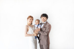 富山のコアラで洋装フォトウェディングを行なった新郎新婦と子供のファミリーフォトウェディング