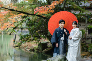 富山のコアラが兼六園で和装フォトウェディングを行なっている新郎新婦の前撮り写真