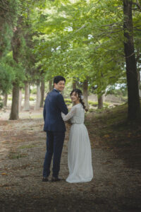 富山のコアラで新郎新婦が振り返って富山フォトウェディングを行なっている様子