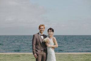 富山のコアラで洋装ロケーションを海で行なった新郎新婦のフォトウェディング