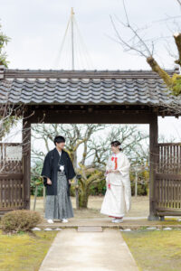 富山のコアラで和装ロケーションフォトウェディングを行なっている新郎新婦の様子