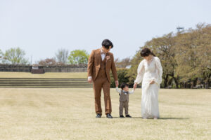 富山の植物園でロケーションフォトウェディングを行なった新郎新婦と小さな子供の前撮り写真