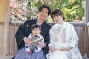 富山のコアラで和装ロケーションフォトウェディングを行なっている新郎新婦と赤ちゃんの撮影