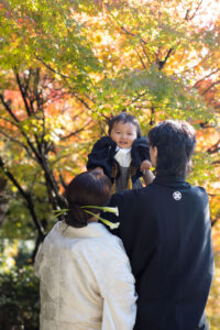 富山のコアラで和装フォトウェディングを行なった新郎新婦と子供が高い高いをしているフォトウェディング